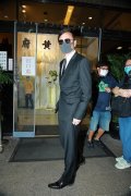 黄日华太太梁洁出殡女儿黄芷晴抱遗像
