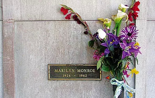 玛丽莲·梦露墓葬何处？走进好莱坞明星墓地