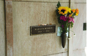 玛丽莲·梦露墓葬何处？走进好莱坞明星墓地