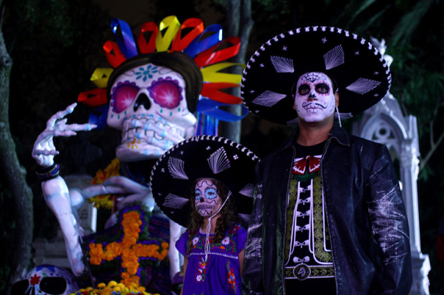 盛装庆祝亡灵节的人们