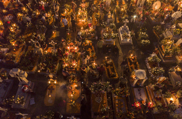 灯光璀璨的墓园