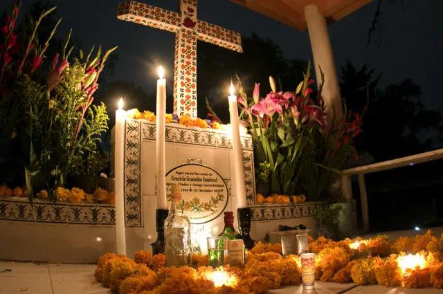 亡灵节墓园灯光